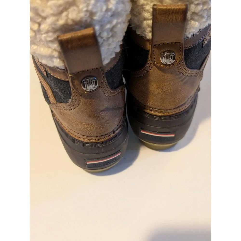 Tommy Hilfiger TWRIAN2 Duck Boots Faux Fur Trim Winter Snow Brown Grey Size 8M